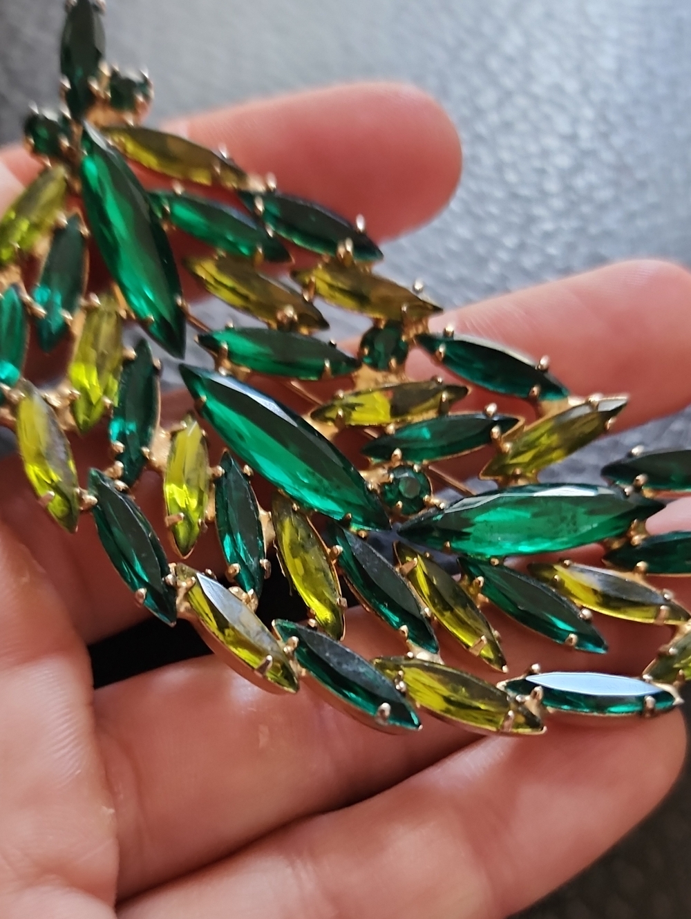 VTG Emerald & Lime Marquise Crystal Leaf Brooch - Women Jewelry - Picture 5 of 9